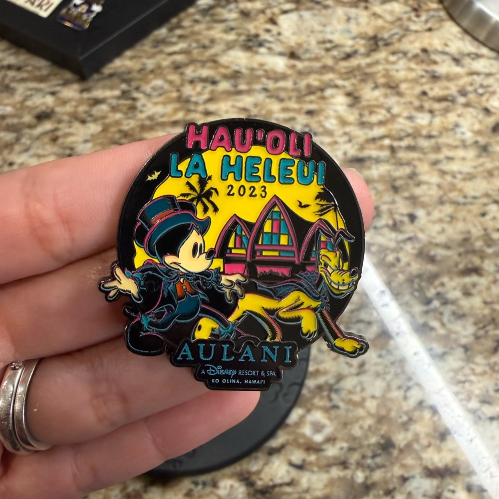 Disney Aulani Halloween 2023 pin - Picture 3 of 4